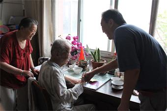 局领导慰问老党员  浓浓关怀温暖人心