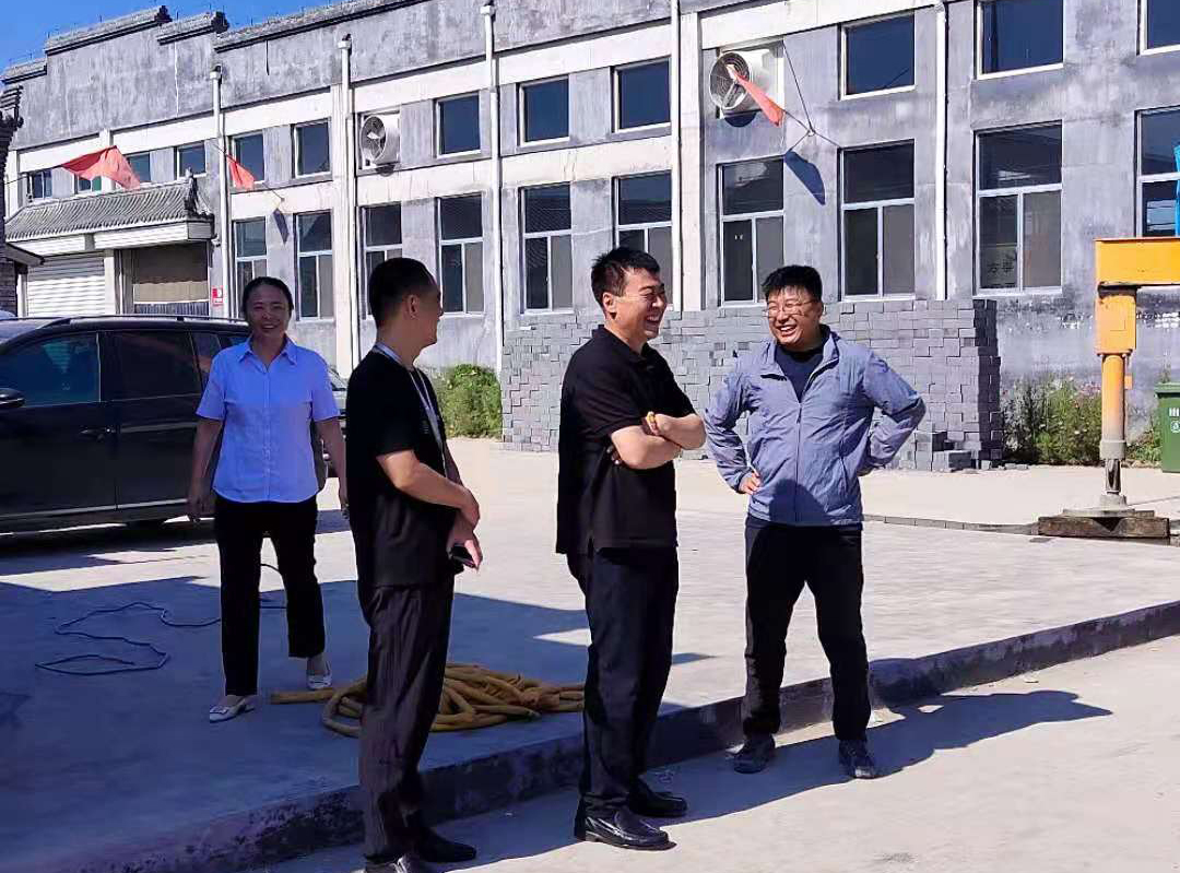 党支部书记韩利同志慰问小镇古建施工人员