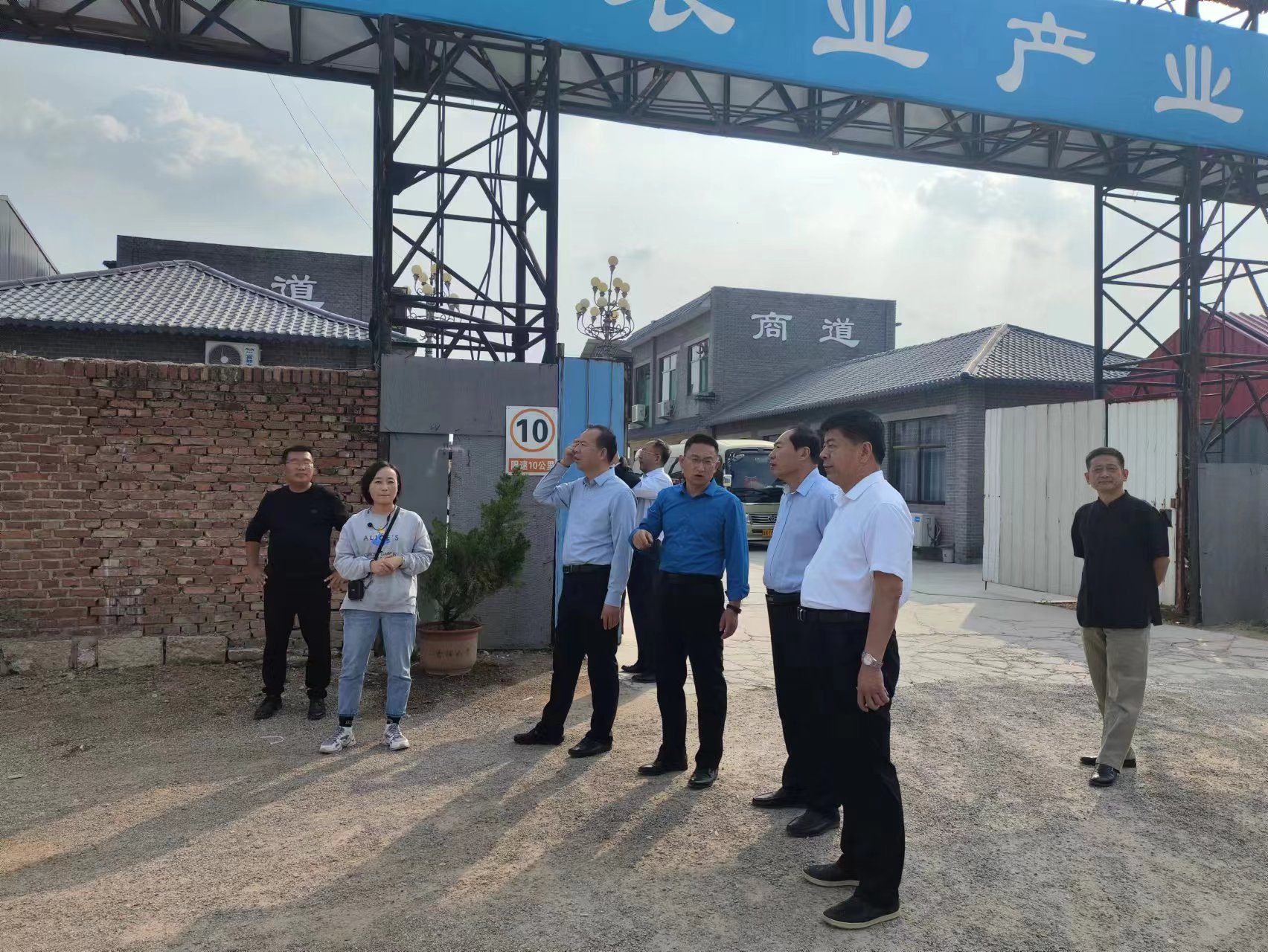 蒙阴县政府领导一行莅临富足古酿小镇参观指导