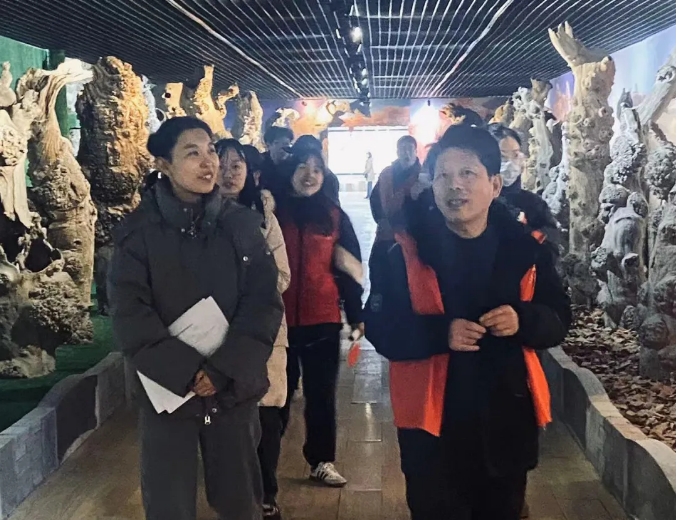社区书记走进旗舰胡杨木博物馆